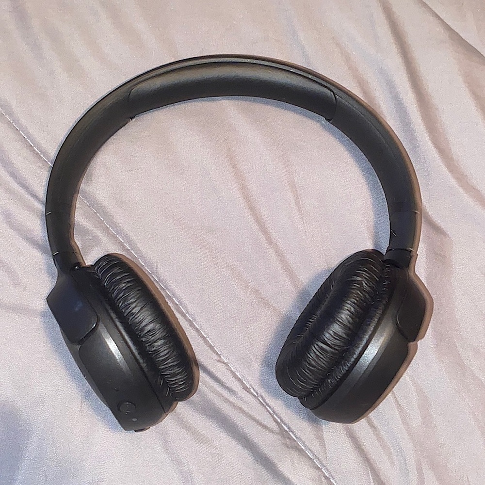 JBL tune510 bl barley used, no problems.